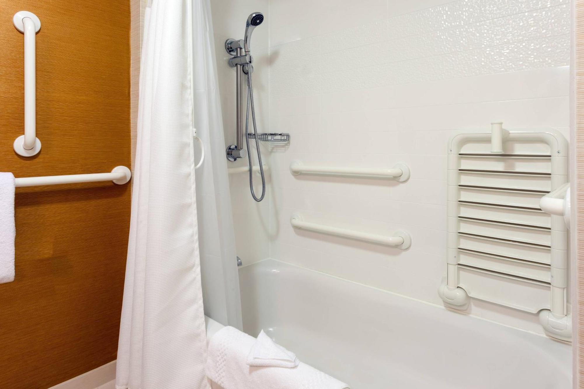 Fairfield & Chicago Midway Airport Hotel 3*